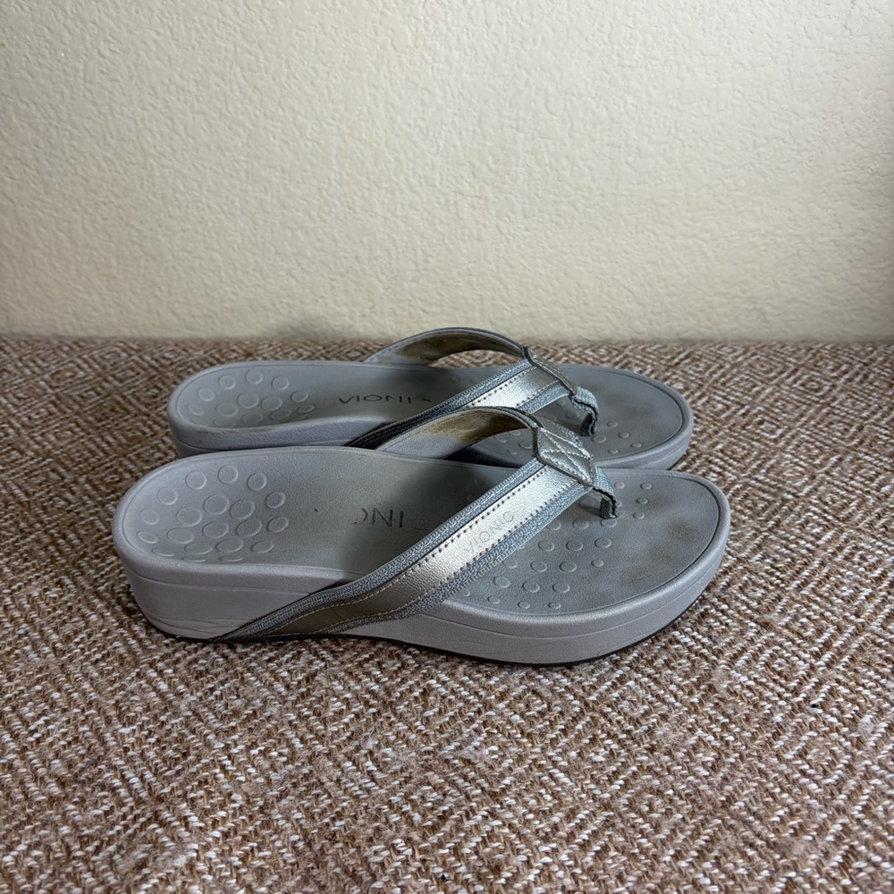 Vionic Women's 380 Hightide Thong Sandals Flip Flops Grey/Gold Sz 7 Casual Comfy